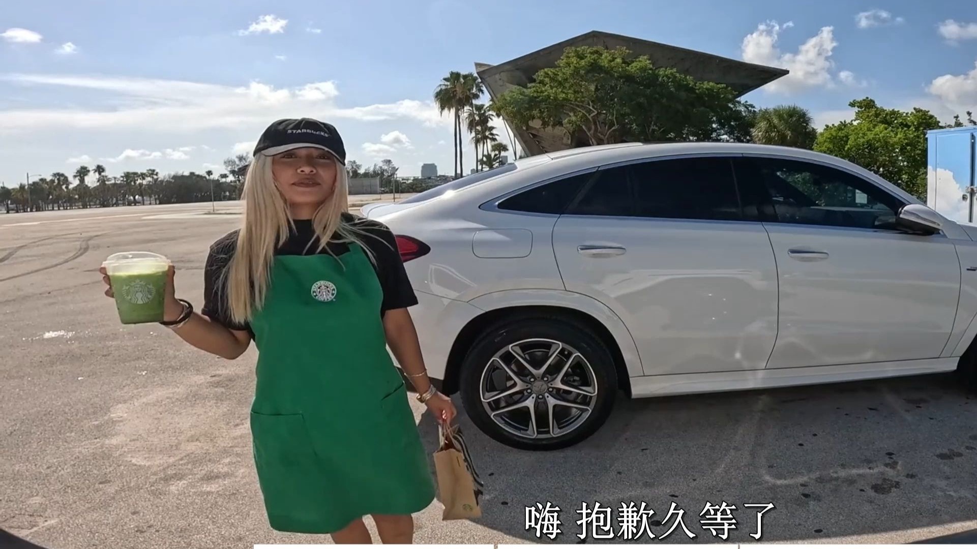 捷克街头-齐刘海红色披肩发的泳装调酒师